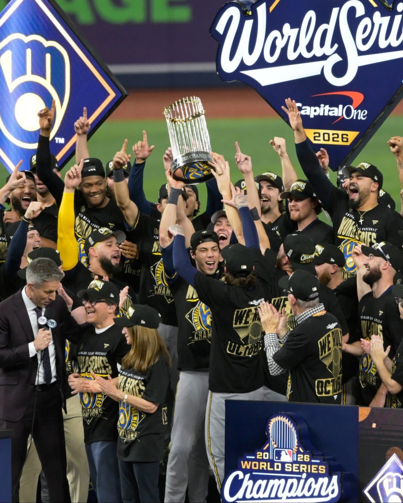 Milwaukee levanta el trofeo en la ceremonia de premiación en el Tropicana Field. Foto: Milwaukee Brewers.