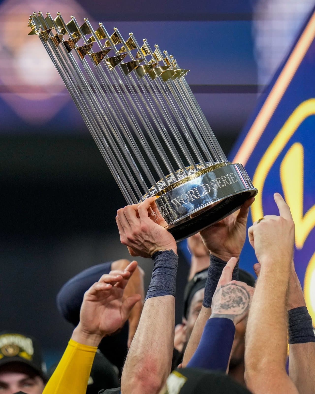 El trofeo del Comisionado, grabado con 2026 World Series, en manos de los Brewers. Foto: Milwaukee Brewers.