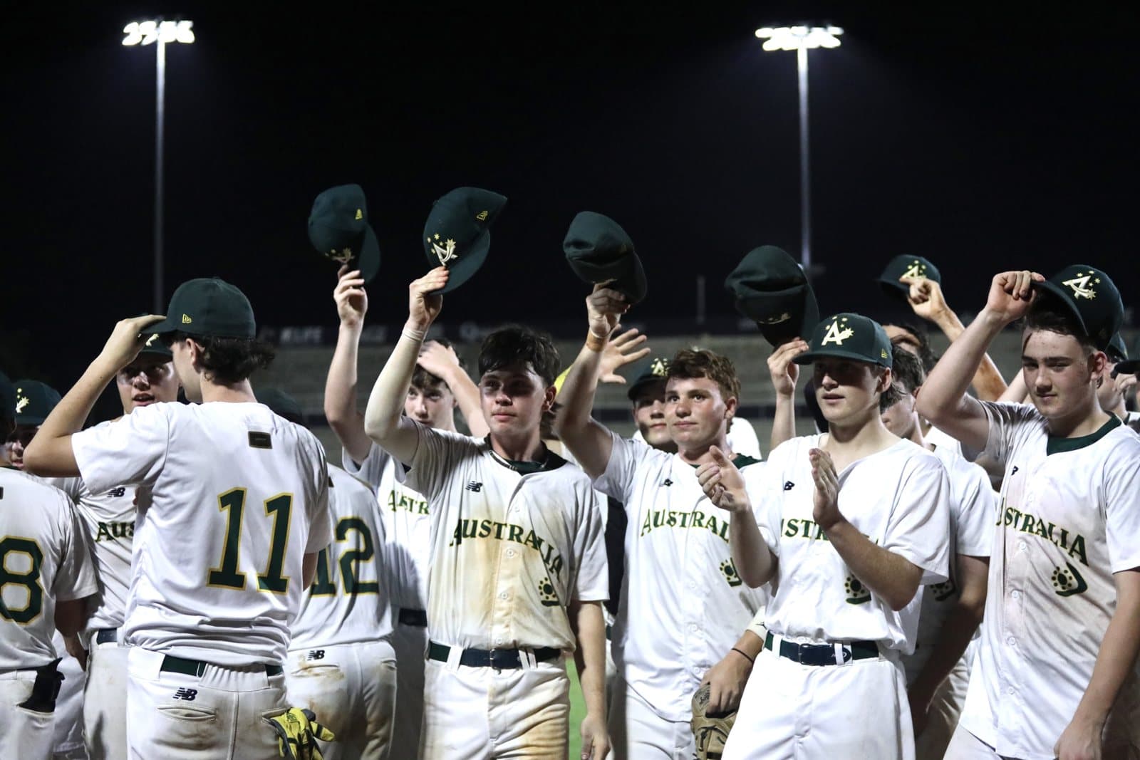 Australia celebra su triunfo 5–1 sobre Sudáfrica. Foto: WBSC.