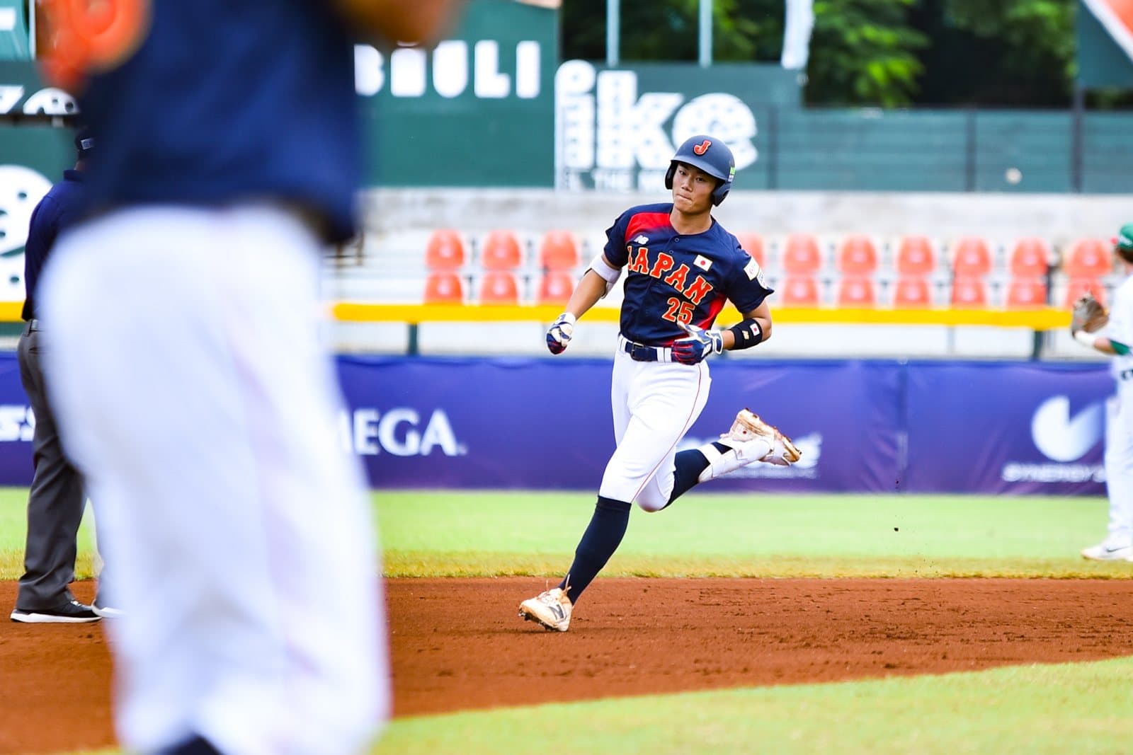 Un corredor de Japón se acerca al plato ante México. Foto: WBSC.