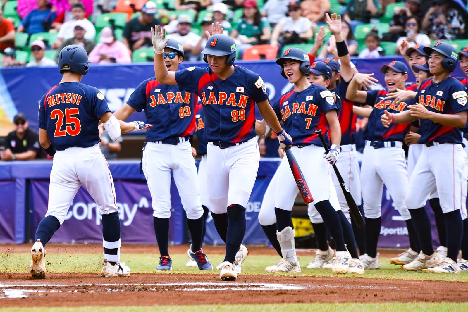 El dugout de Japón celebra en el partido por el bronce. Foto: WBSC.