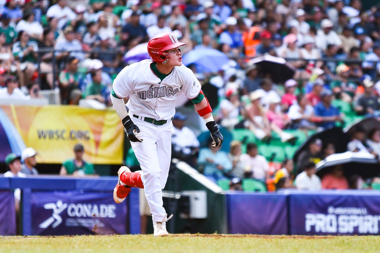 Un corredor de México en el partido por el bronce ante Japón. Foto: WBSC.