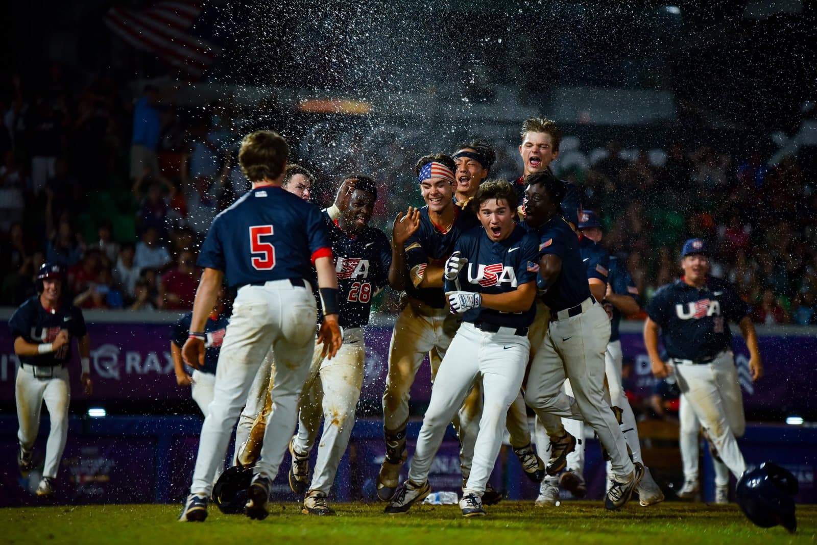 Los estadounidenses festejan el título en el Parque Kukulcán Alamo. Foto: WBSC.