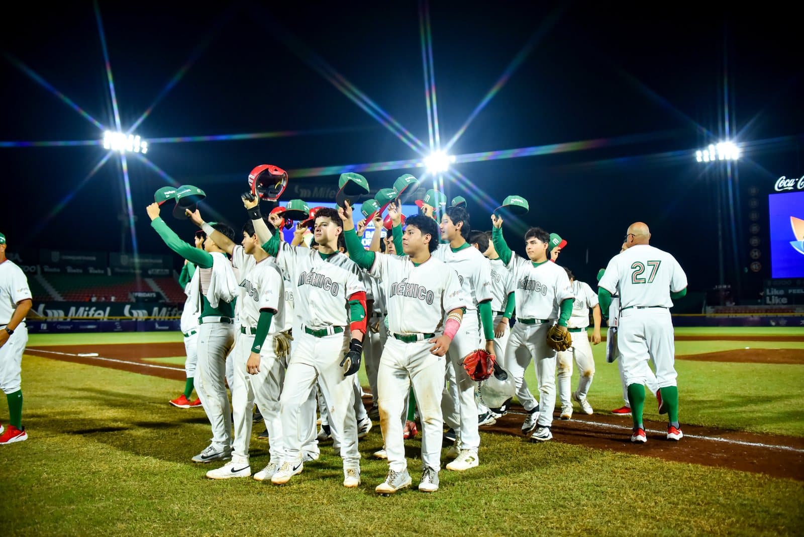 México festeja ante su público tras vencer 12–2 a Nicaragua. Foto: WBSC.