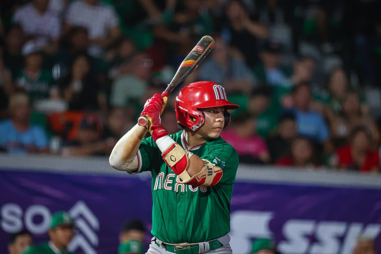 Esteban Gallardo espera su lanzamiento en Mérida. Foto: Béisbol México (@mexicobeis).