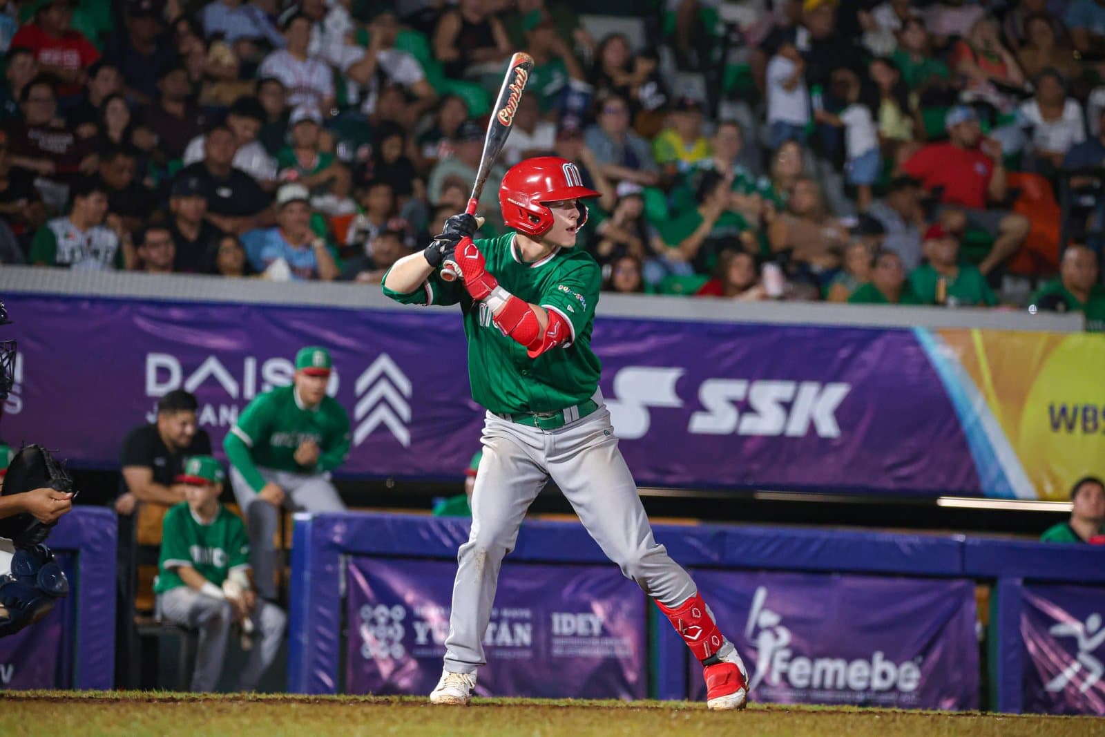 México al bate ante Estados Unidos, con las tribunas llenas en Mérida. Foto: Béisbol México (@mexicobeis).