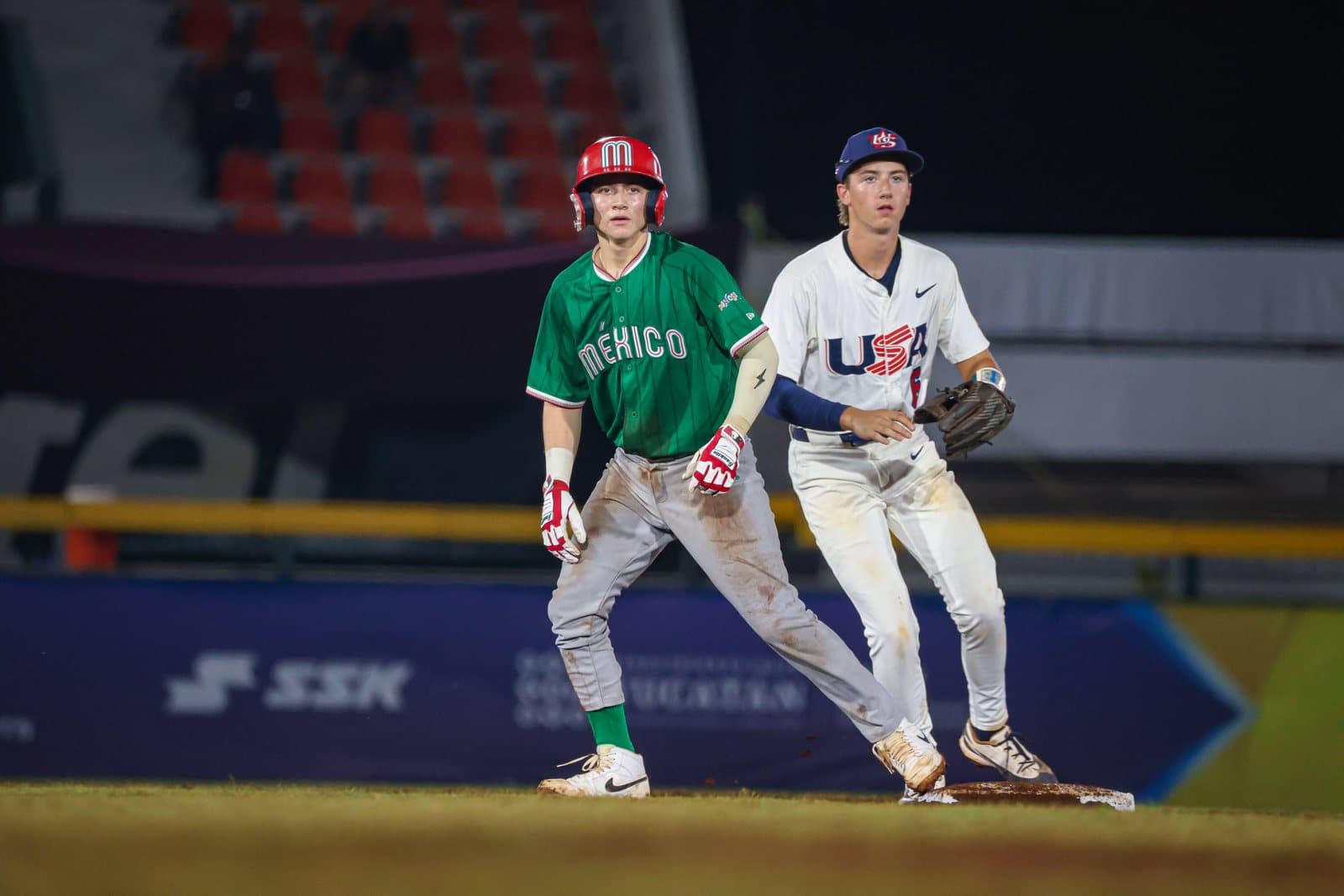 Un corredor mexicano en segunda base ante Estados Unidos. Foto: Béisbol México (@mexicobeis).