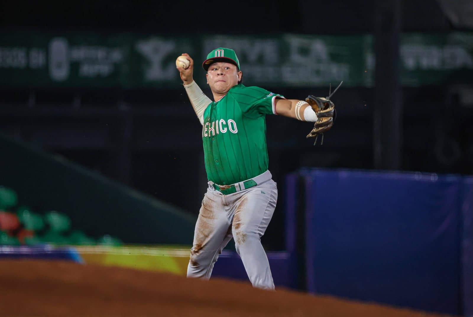 Un jugador del cuadro de México lanza a primera. Foto: Béisbol México (@mexicobeis).