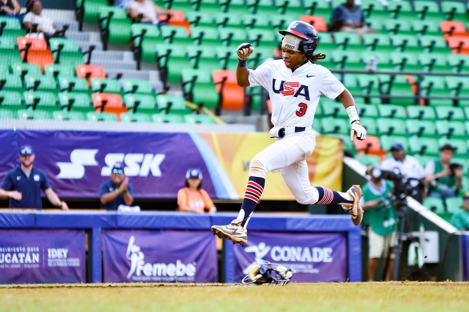 Un corredor de Estados Unidos en acción ante Japón. Foto: WBSC.
