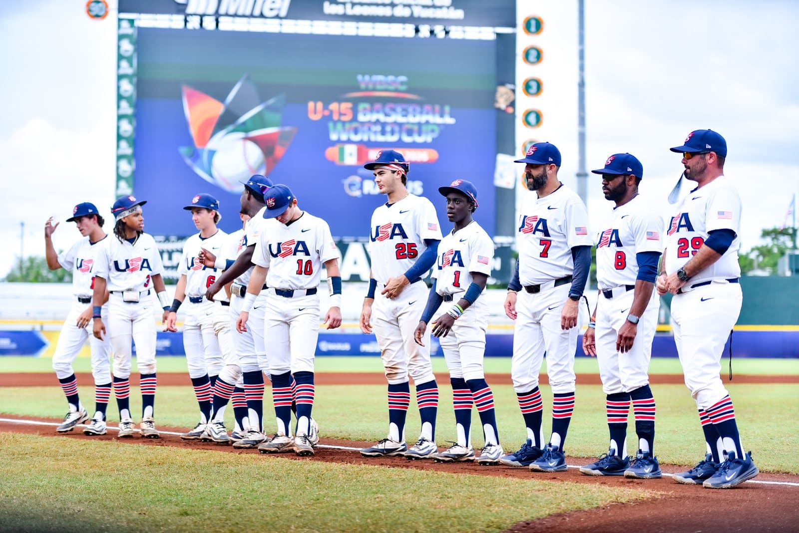 Estados Unidos en la presentación de equipos antes del duelo con Japón. Foto: WBSC.