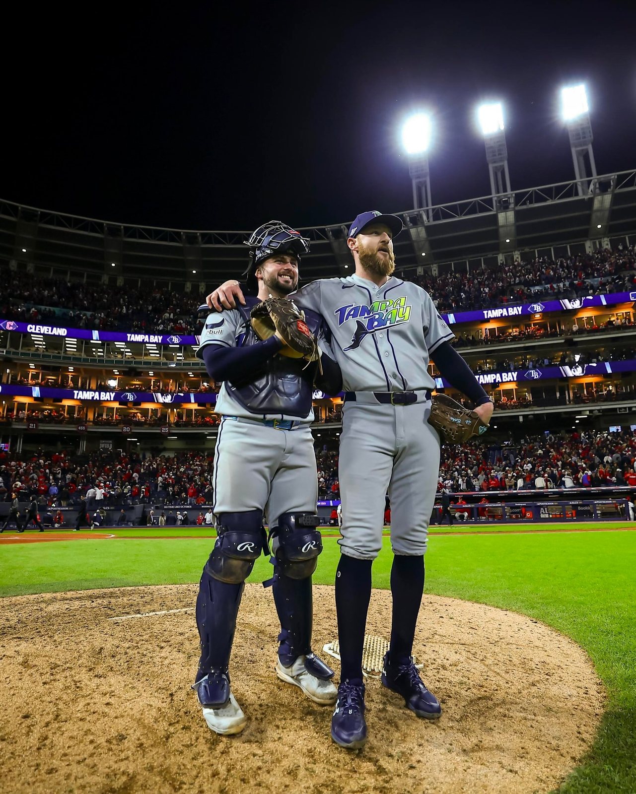 Drew Rasmussen y su receptor posan en el montículo del Progressive Field tras la victoria en el Juego 5 de la ALCS.