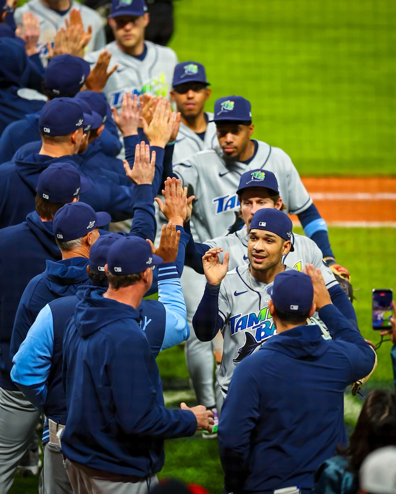 Los Rays celebran tras asegurar la ventaja 3-2 en la ALCS.