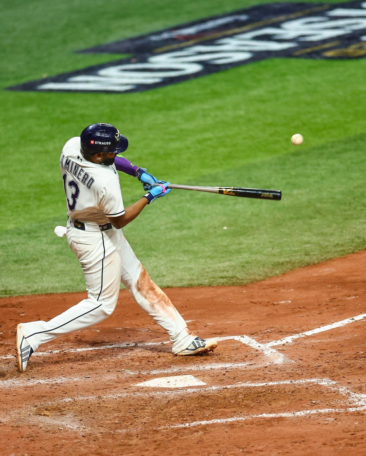 Junior Caminero batea durante el Juego 6 de la ALCS en el Tropicana Field.