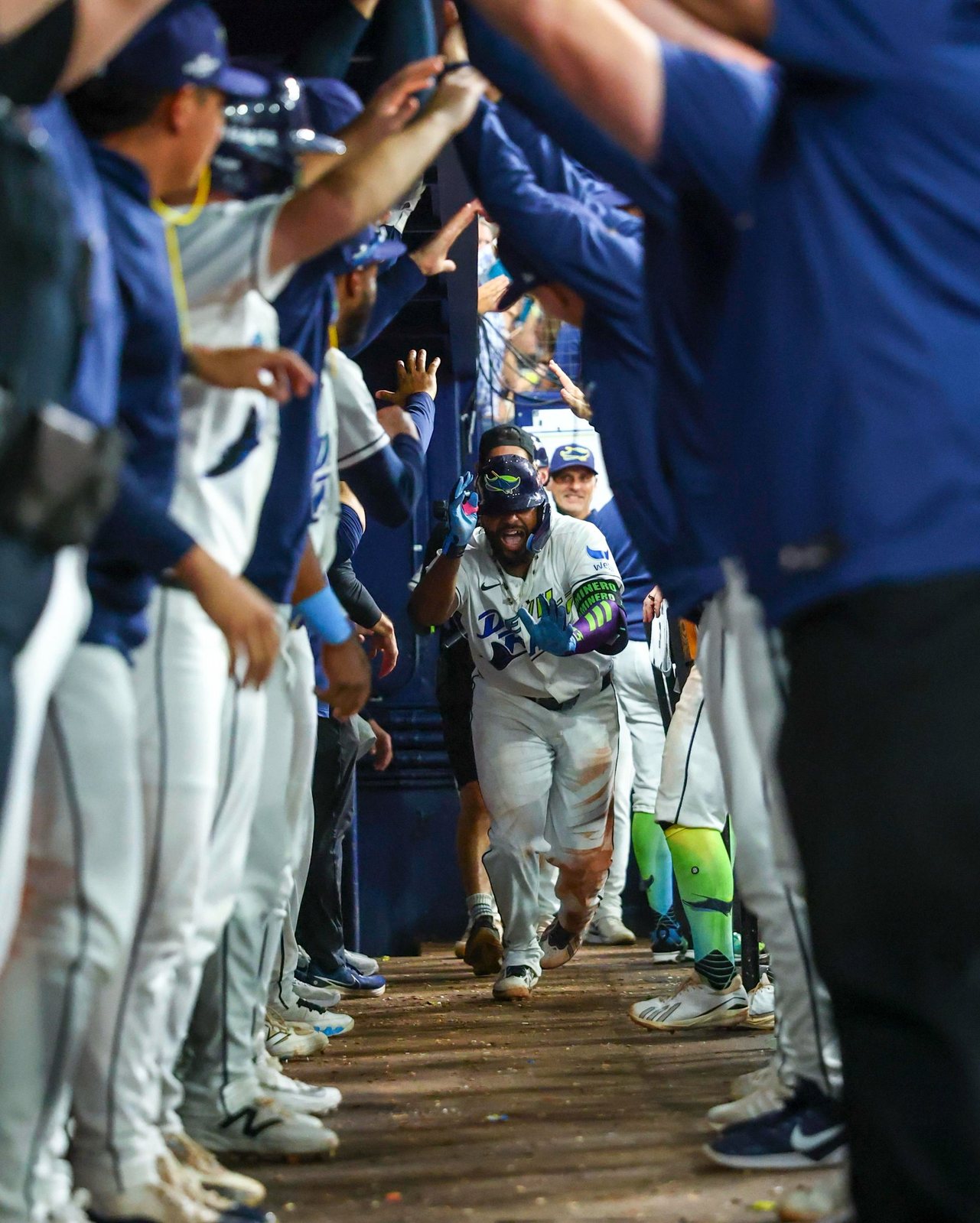 Junior Caminero celebra con sus compañeros en el dugout tras asegurar el banderín de la Liga Americana.