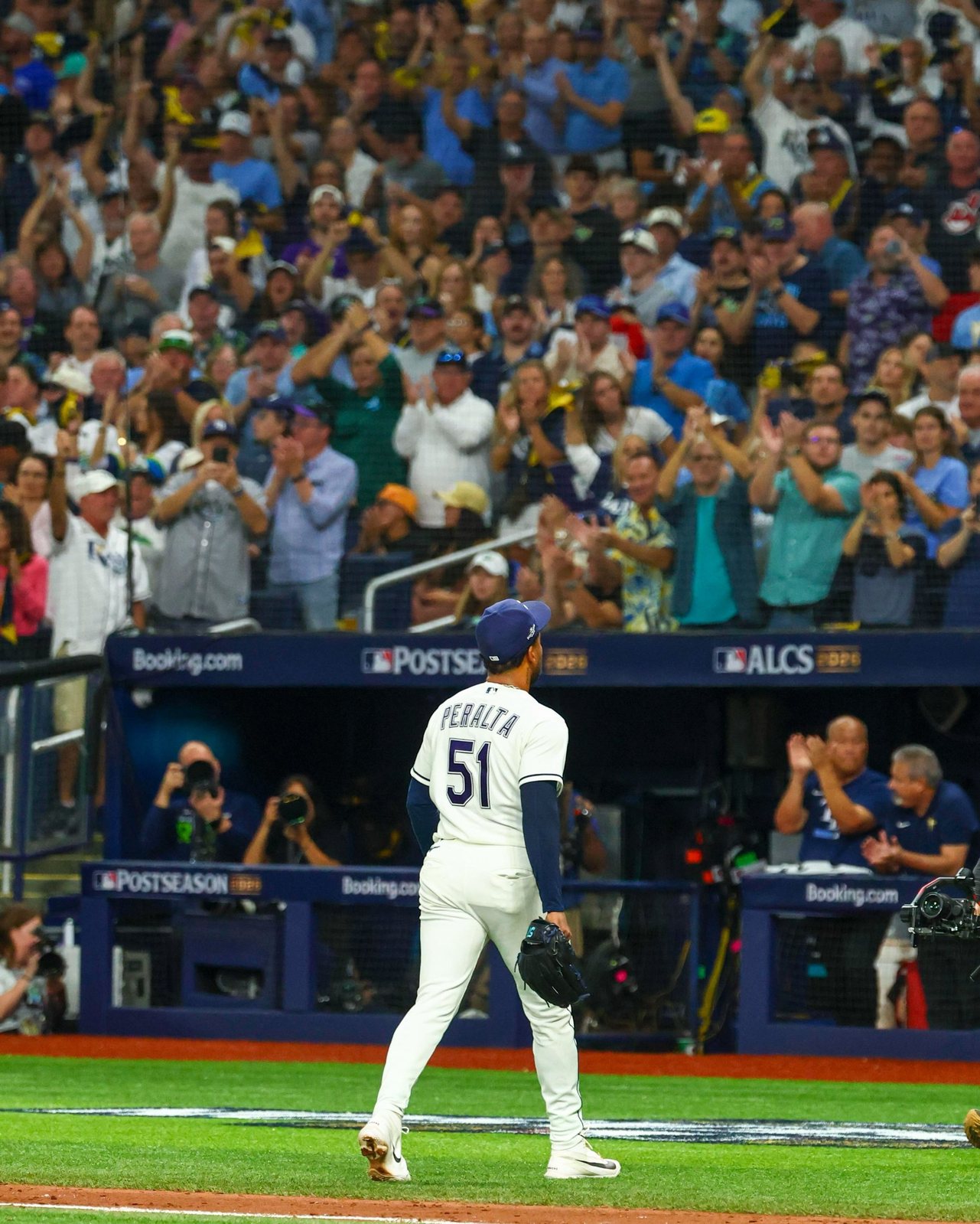 Freddy Peralta recibe una ovación de pie al salir del montículo en el Juego 6.