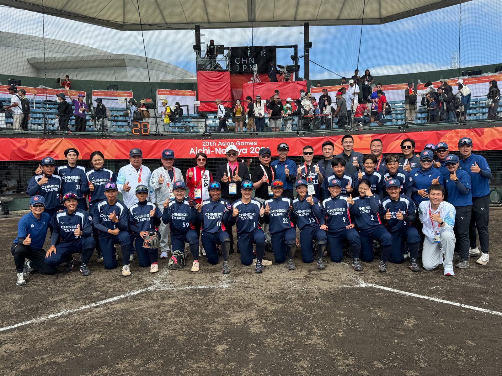 La selección de China Taipéi celebra la medalla de bronce en el Anjo Softball Ground. Foto: TPWSL (@tpwsl_official).