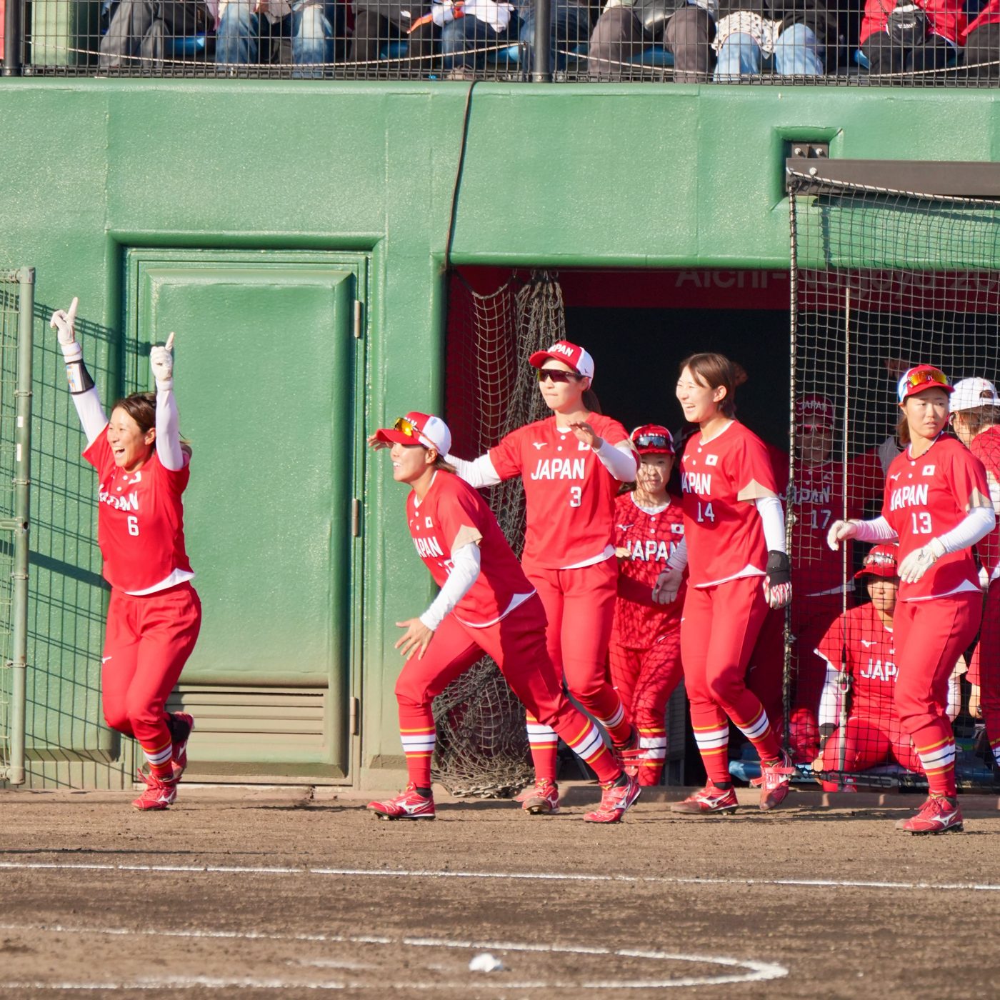 Ishikawa (#6) encabeza la salida de Japón desde el dugout tras el último out. Foto: Ryoji Suzuki (@r.s.152).