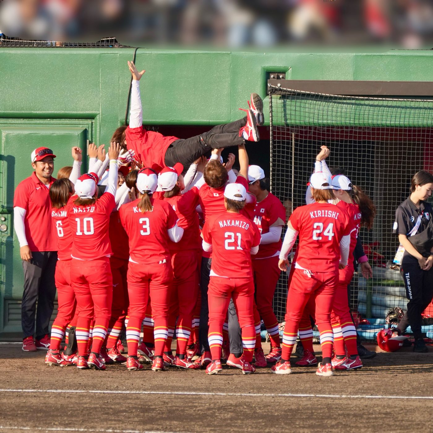 Las jugadoras japonesas lanzan al aire a su entrenadora, Reika Utsugi, en el tradicional doage (胴上げ) para celebrar el oro. Foto: Ryoji Suzuki (@r.s.152).