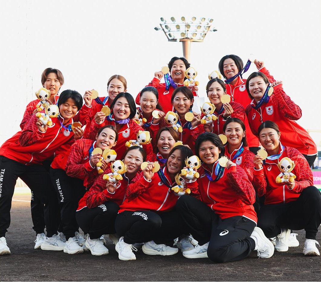 Las campeonas celebran con sus medallas de oro. Foto: Naoki Morita / AFLO SPORT, vía Team Japan.