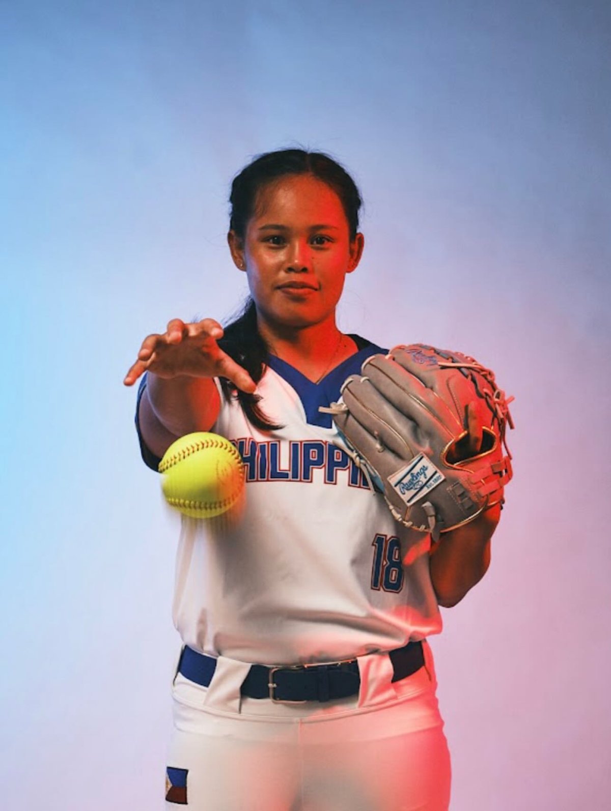 Royevel Palma (#18), lanzadora ganadora de Filipinas ante Hong Kong-China. Foto de archivo.