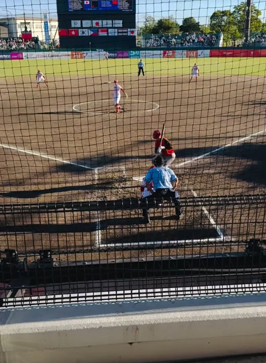 Ren Min en el plato ante el pitcheo japonés en Anjo. Video: @nijiirosoftball.