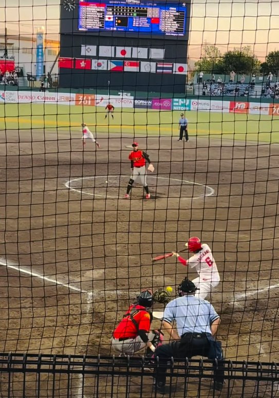 Kyoko Ishikawa (#6) toca la bola en la séptima entrada: la jugada que trajo la carrera del triunfo. Video: @nijiirosoftball.