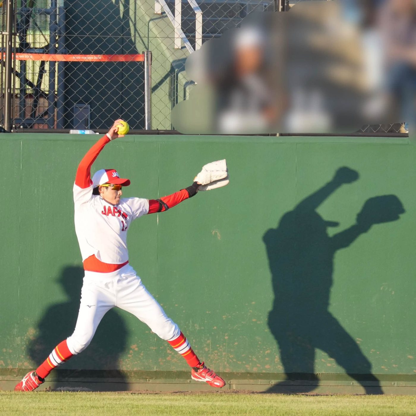 Yukiko Ueno calienta en el bullpen durante los Asian Games, donde ganó los dos partidos más apretados de Japón. Foto: Ryoji Suzuki (@r.s.152).