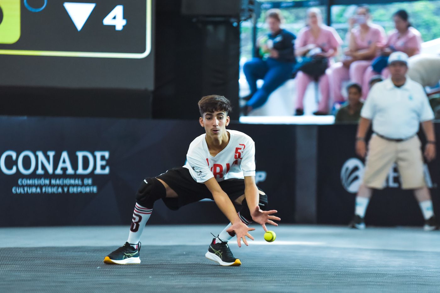 Un defensor de Siria recibe la pelota en Nayarit 2025. Foto: WBSC.