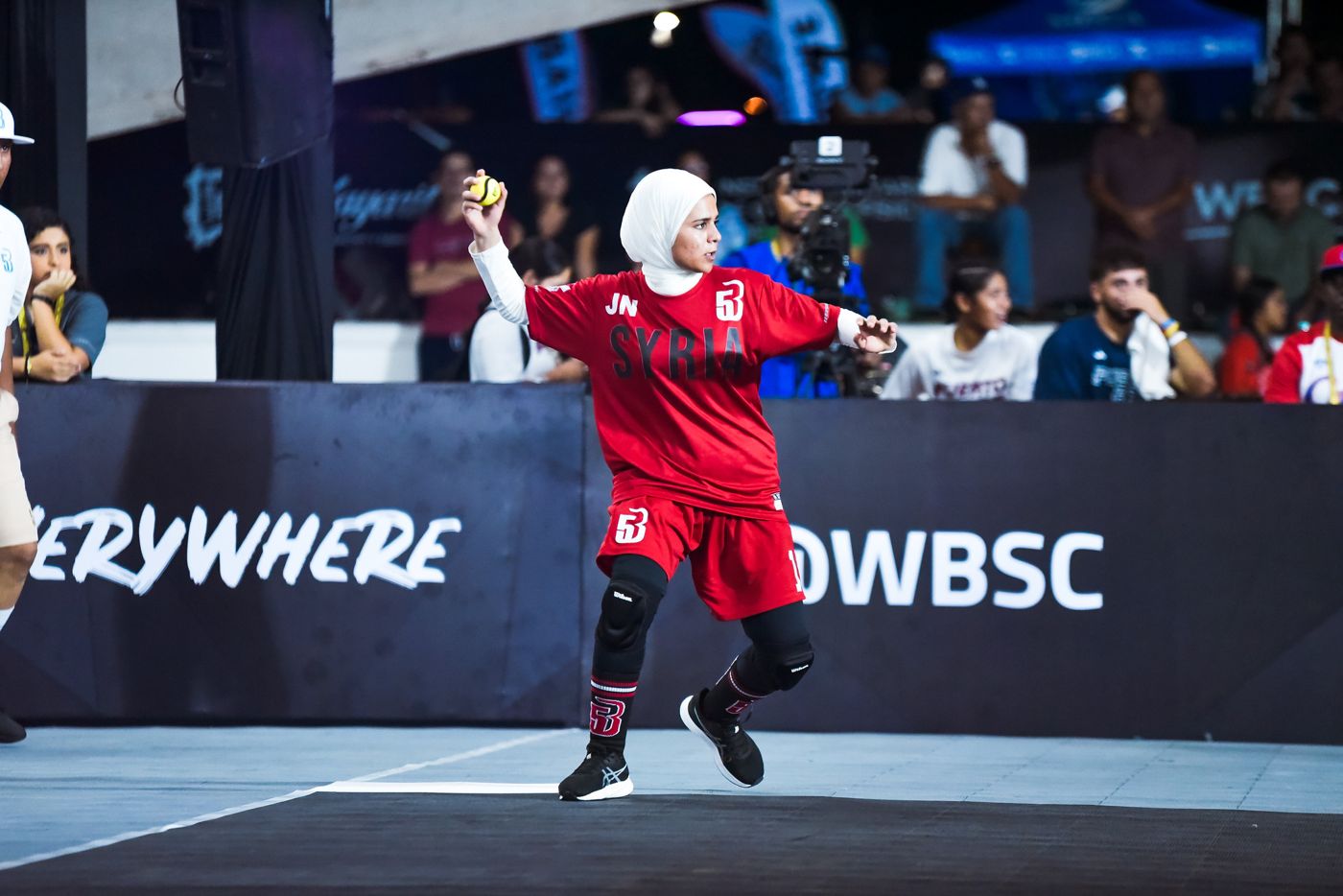 Una jugadora de Siria prepara el lanzamiento en Nayarit 2025. Foto: WBSC.