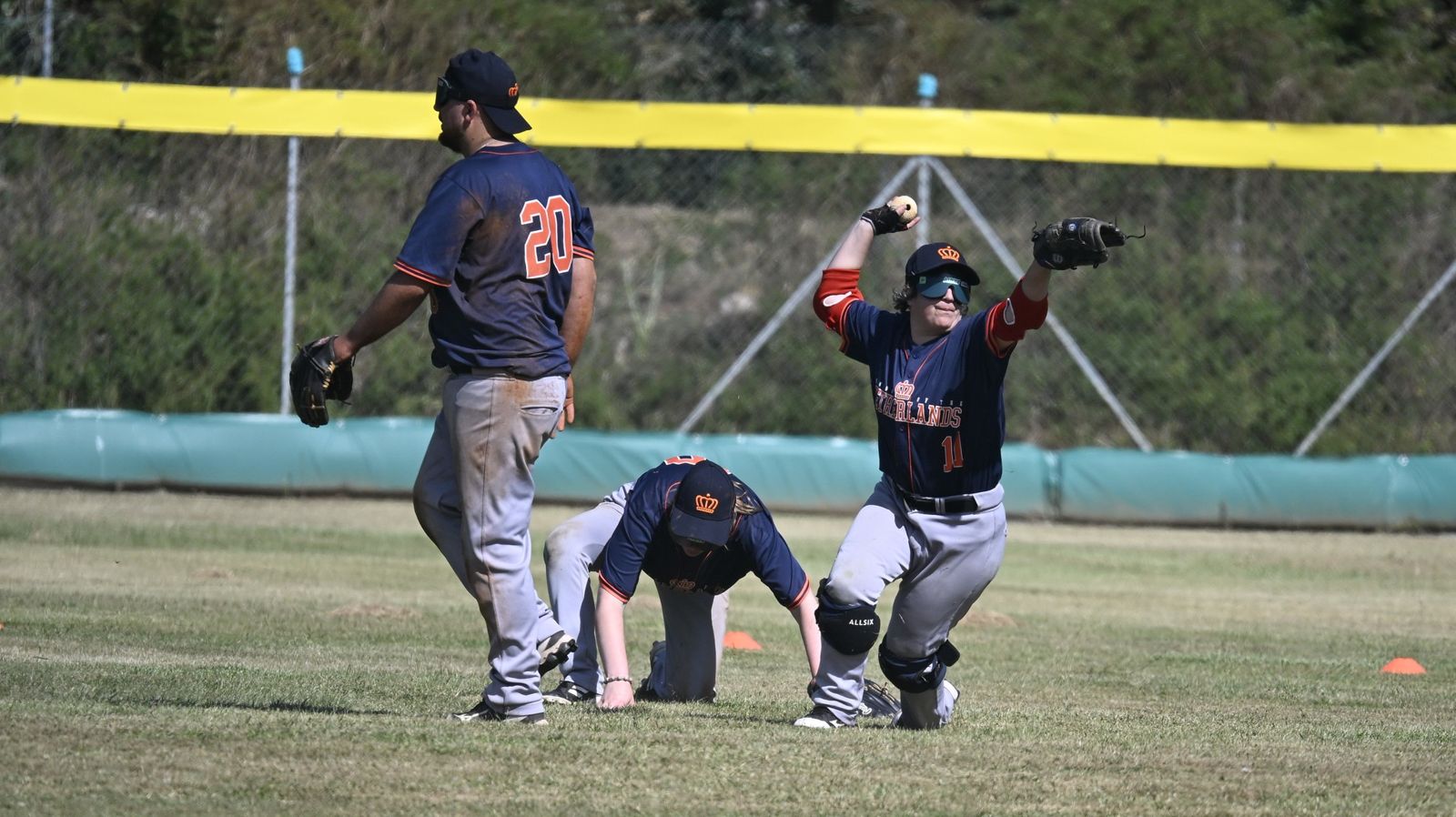 Las jugadoras y jugadores de Chequia celebran su primer triunfo en el torneo. Foto: WBSC.