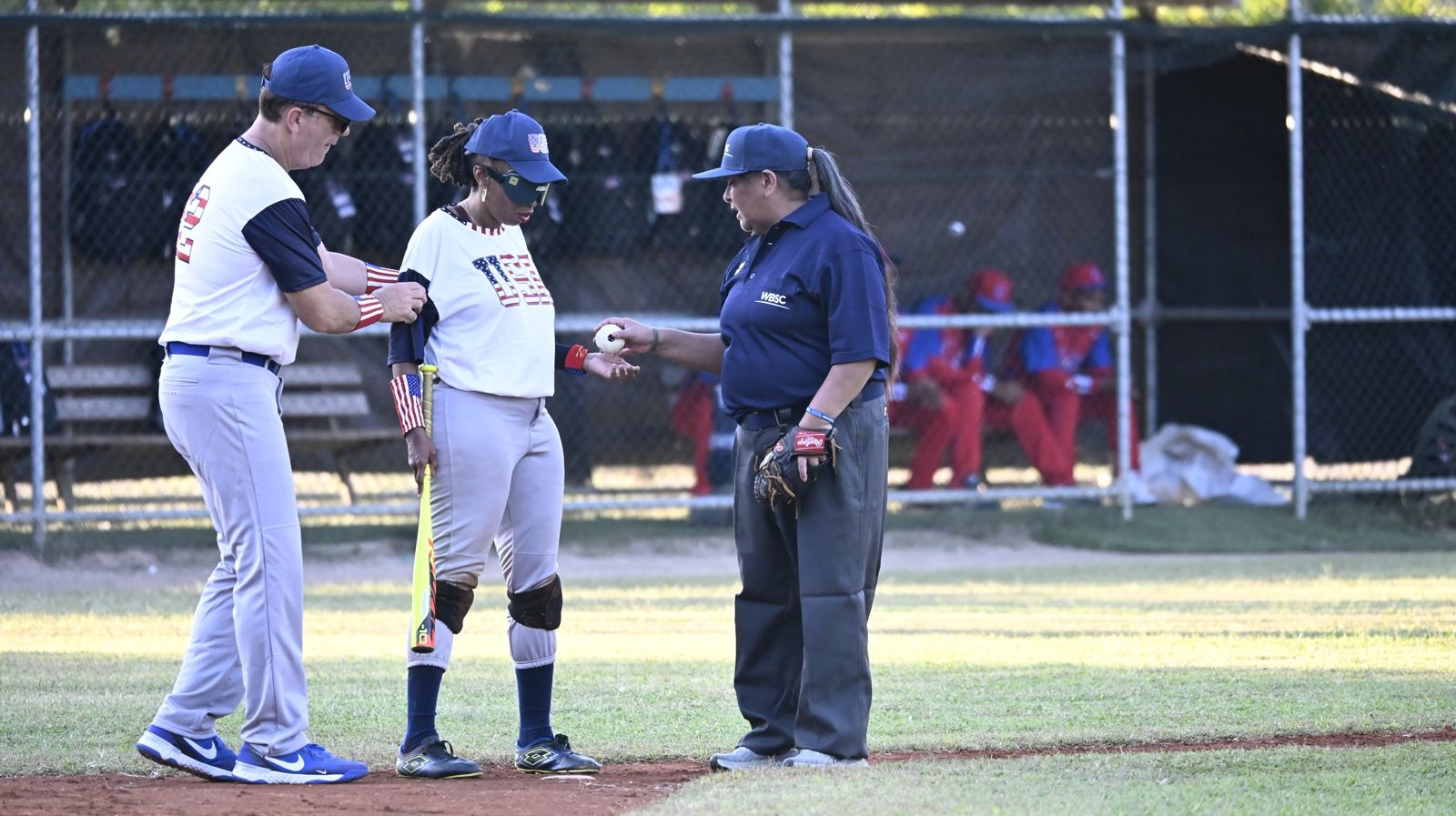 Un jugador de Cuba se lanza para atrapar la pelota sonora ante Estados Unidos. Foto: WBSC.