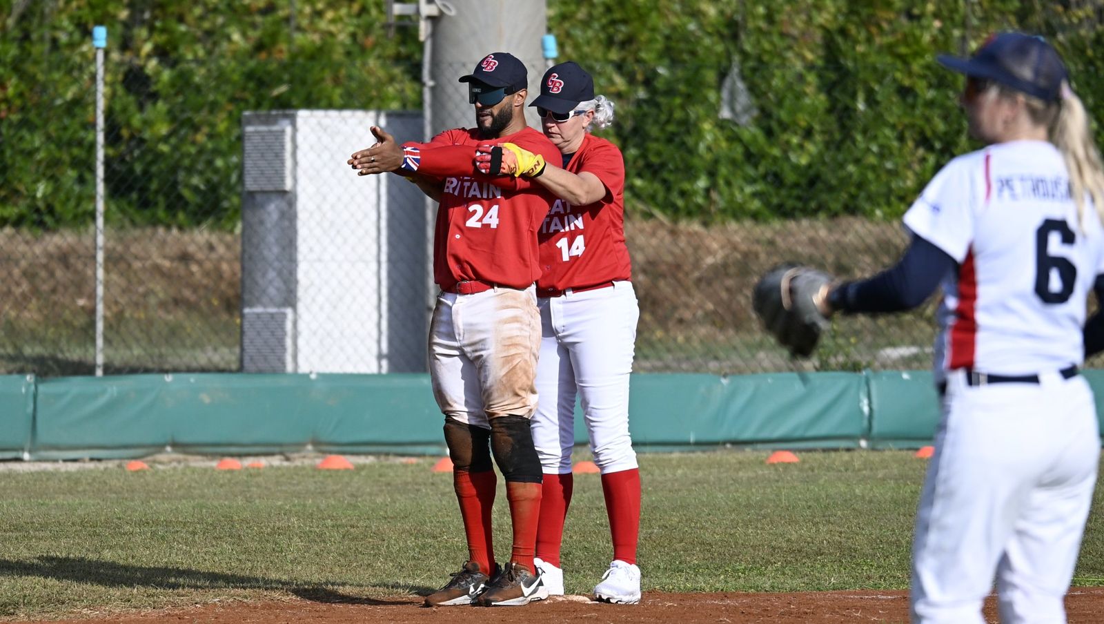 Un corredor de Gran Bretaña se lanza a la base mientras la defensa de Chequia busca la pelota. Foto: WBSC.