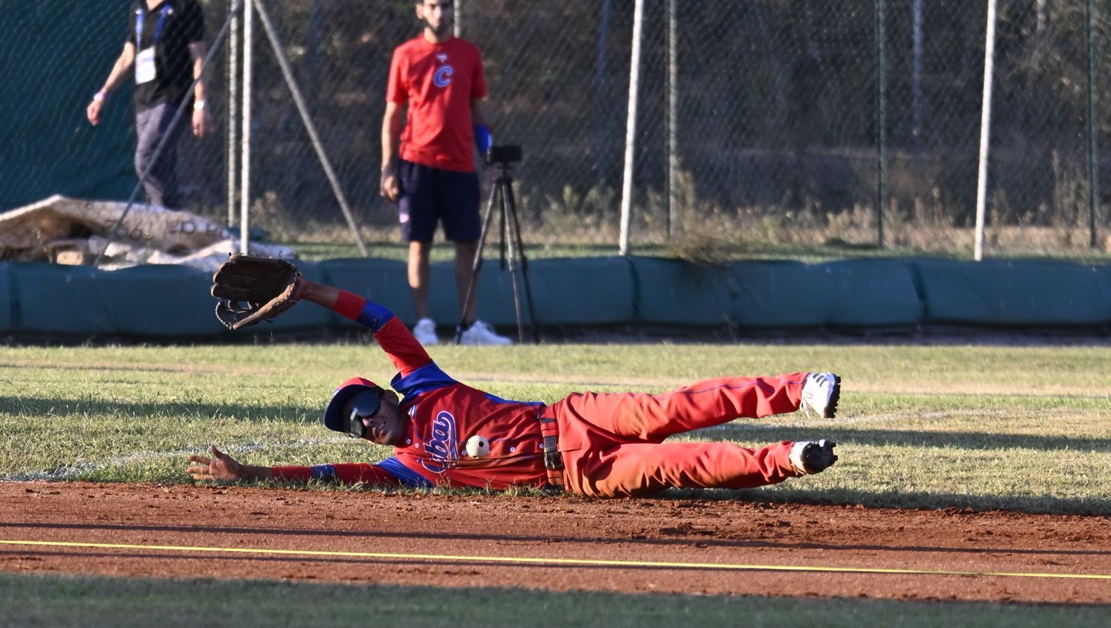 Un corredor de Estados Unidos se lanza a la base ante la defensa cubana. Foto: WBSC.