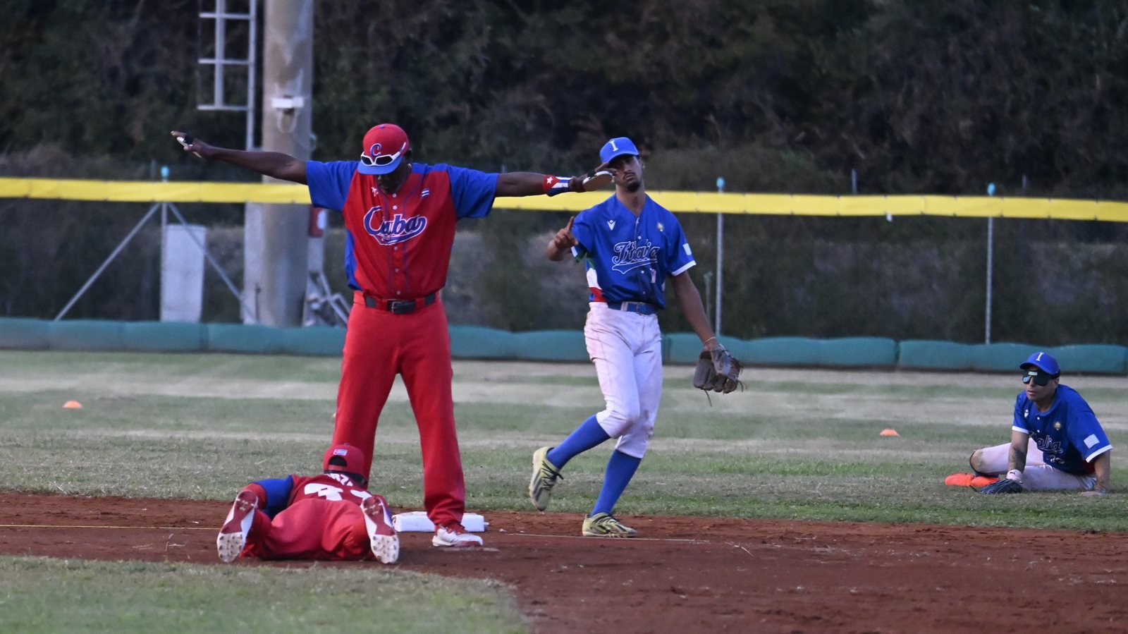 Un corredor cubano llega a tercera base ante Italia en la final. Foto: WBSC.