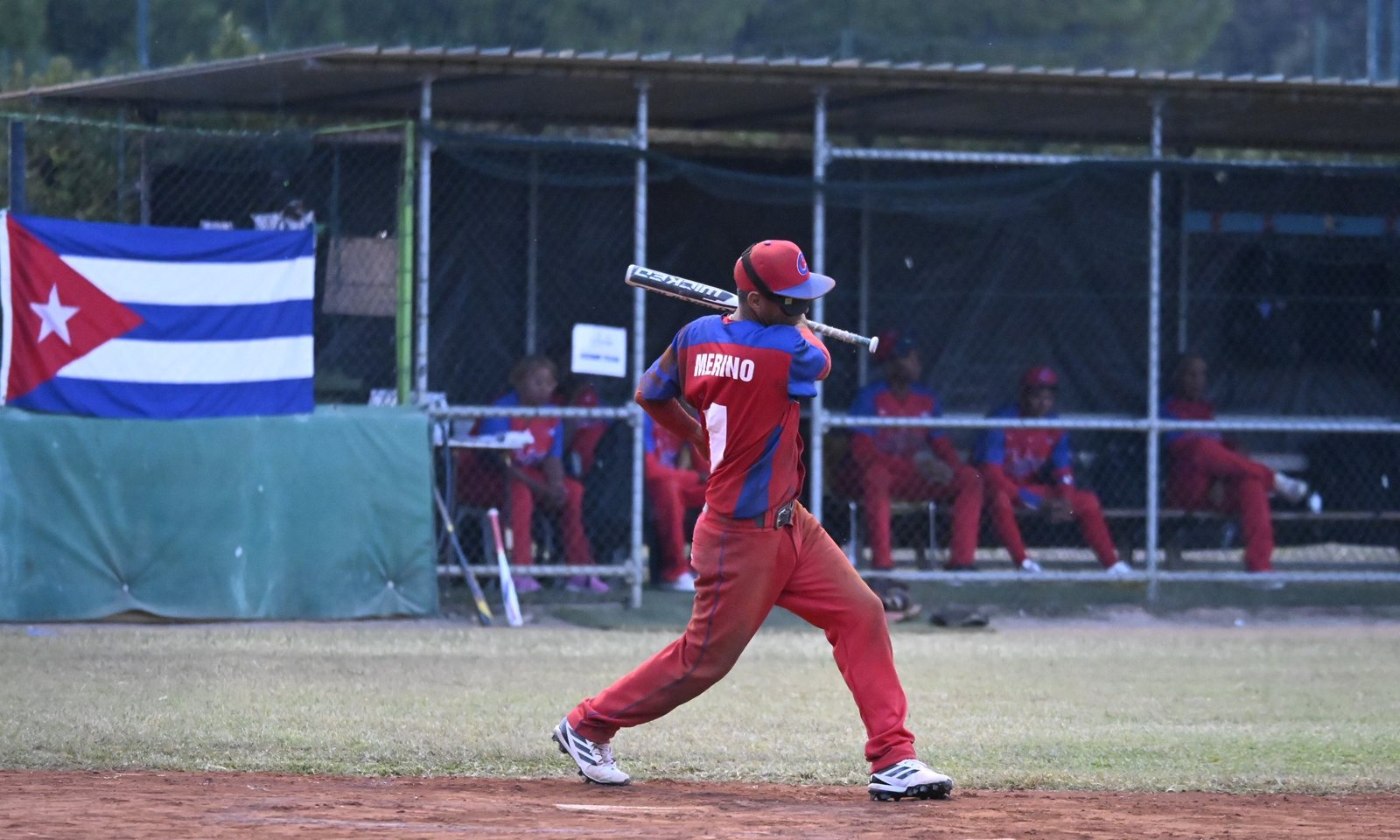 Maikel Merino, de Cuba, impulsó la primera carrera de la final. Foto: WBSC.