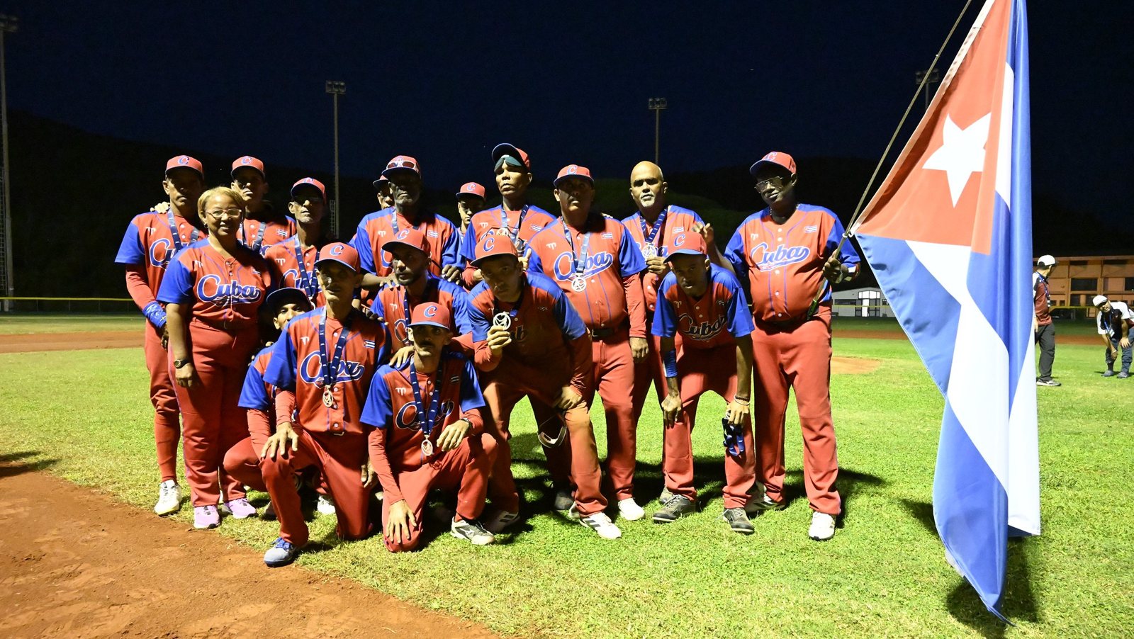 Cuba, campeona defensora, con sus medallas de plata. Foto: WBSC.
