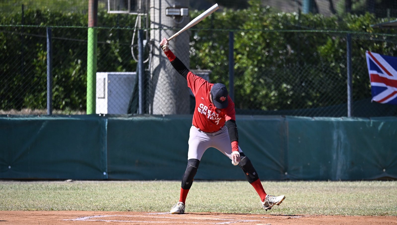 Un bateador británico ejecuta su swing ante China Taipéi. Foto: WBSC.