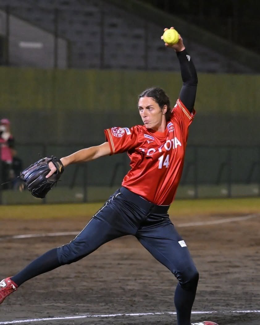 Jailyn Ford (#14), ganadora del partido, llegó a 800 ponches en la liga. Foto: Toyota Red Terriers.