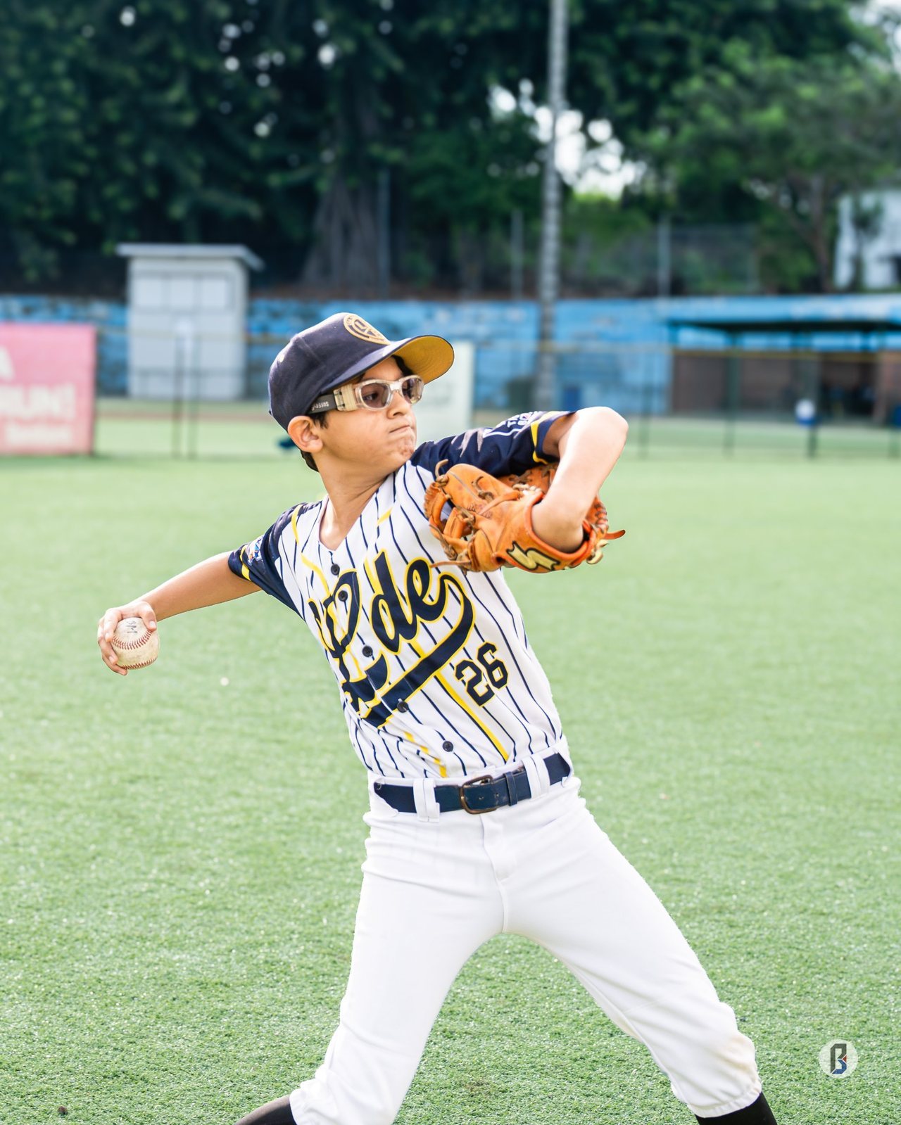 Bruno Gutiérrez (#26, LDE) muestra su brazo durante la prueba de Lanzamiento a Home de la categoría U-12. © Pelotón B.