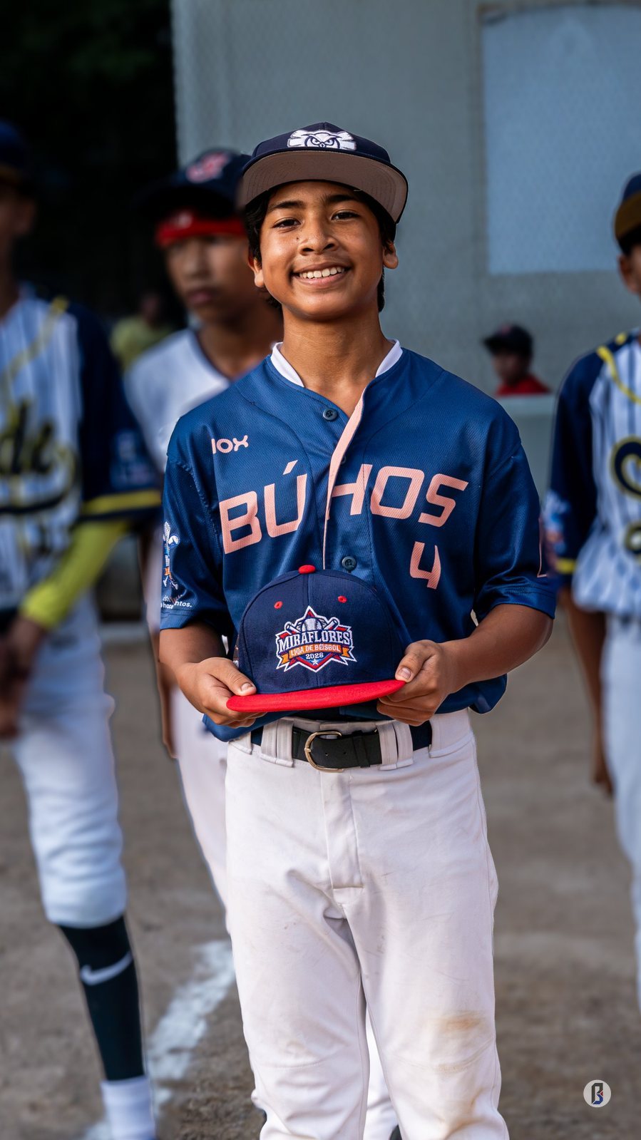 Cristopher Cevallos (#4, Búhos), campeón de Velocidad U-12, con su gorra del All-Star Game de Liga Miraflores 2026. © Pelotón B.