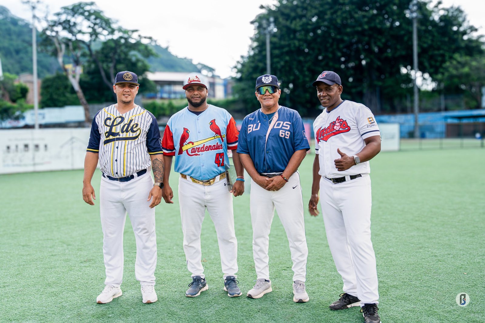 Los directores técnicos de la categoría U-12: Adrián Salazar (LDE), Daniel Marcano (Cardenales), Nelson Saraguayo (Búhos) y Lázaro Blanco (Indios). © Pelotón B.