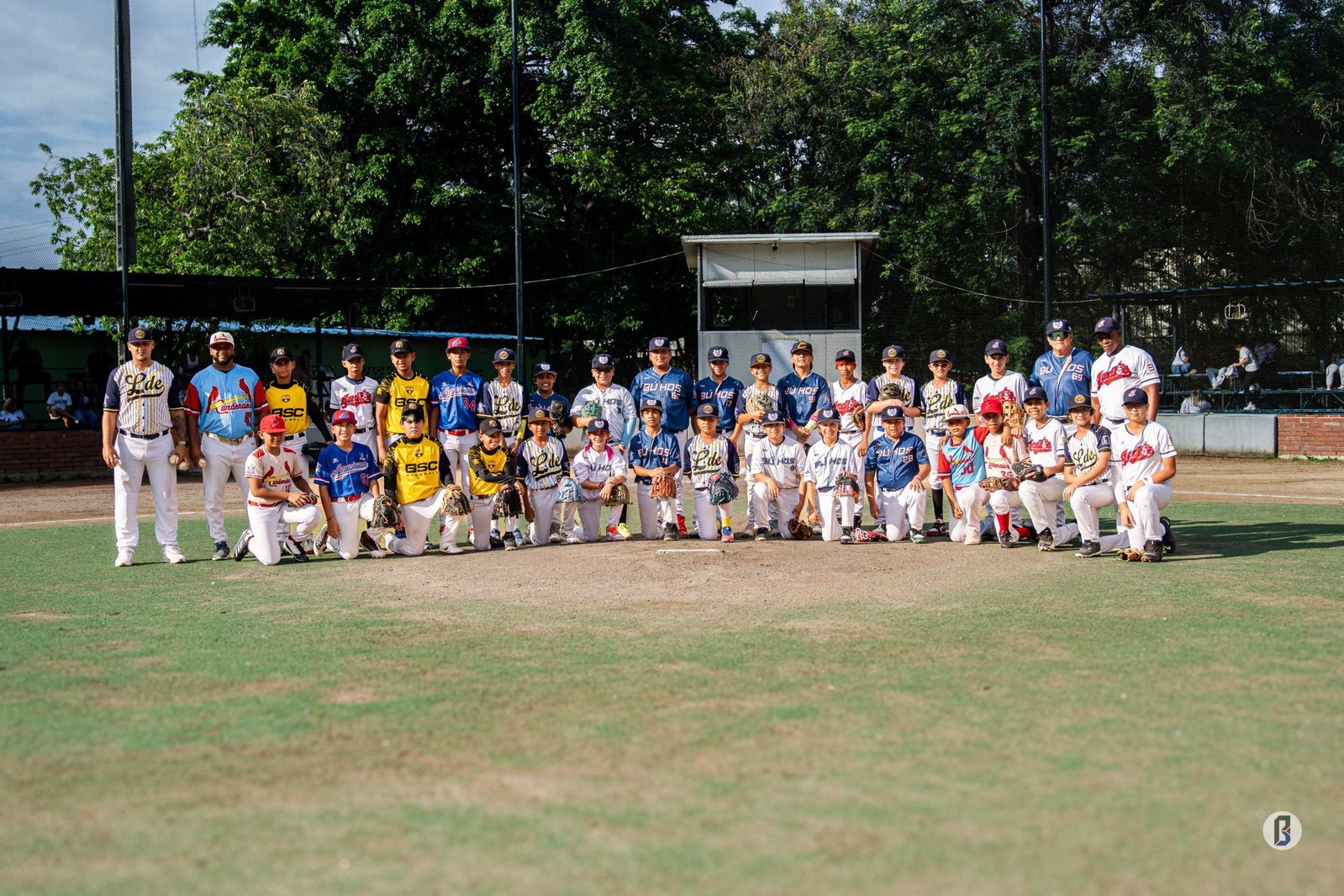Los 32 peloteros de la categoría U-12 posan junto a sus directores técnicos antes del partido de estrellas. © Pelotón B.