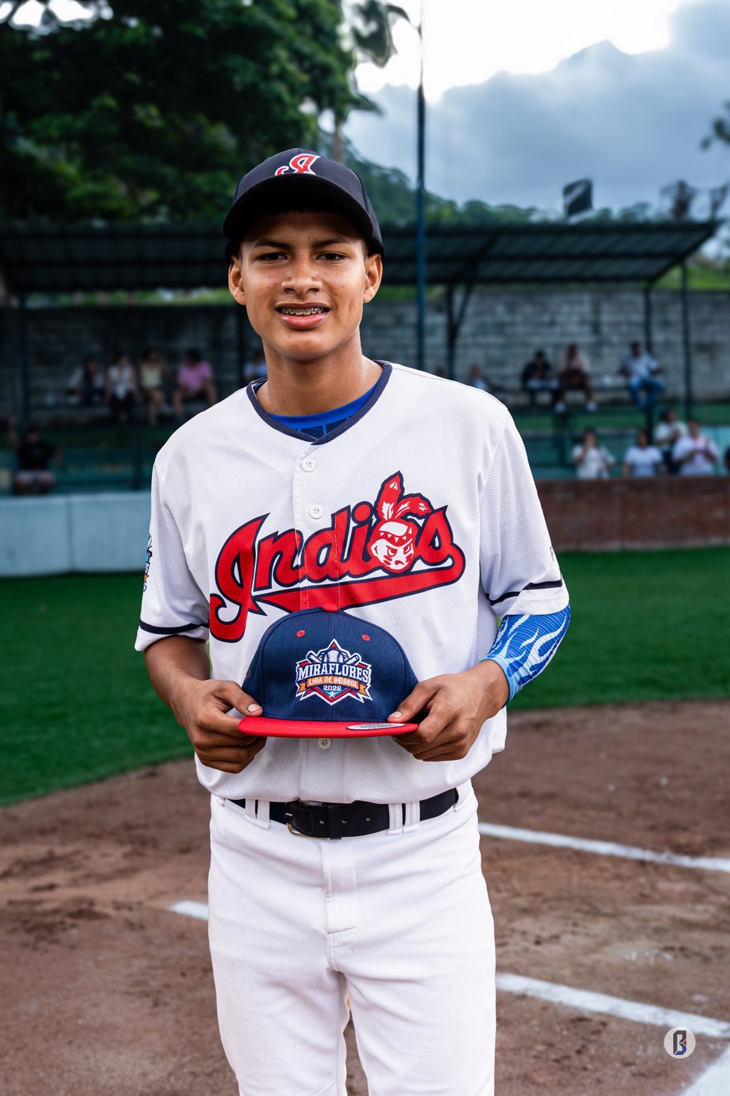 Jeanpier Sigua (Indios), campeón de Velocidad U-14, con su gorra conmemorativa del All-Star Game 2026. © Pelotón B.