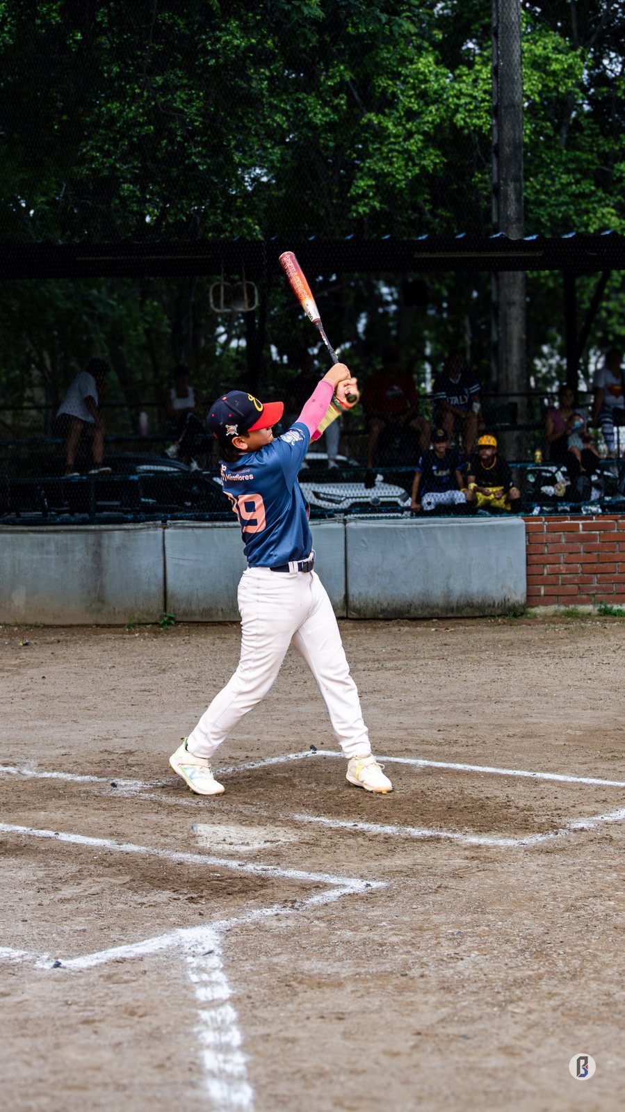 José Martín Mieles (#29, Búhos) en pleno swing durante el Home Run Derby U-12. © Pelotón B.