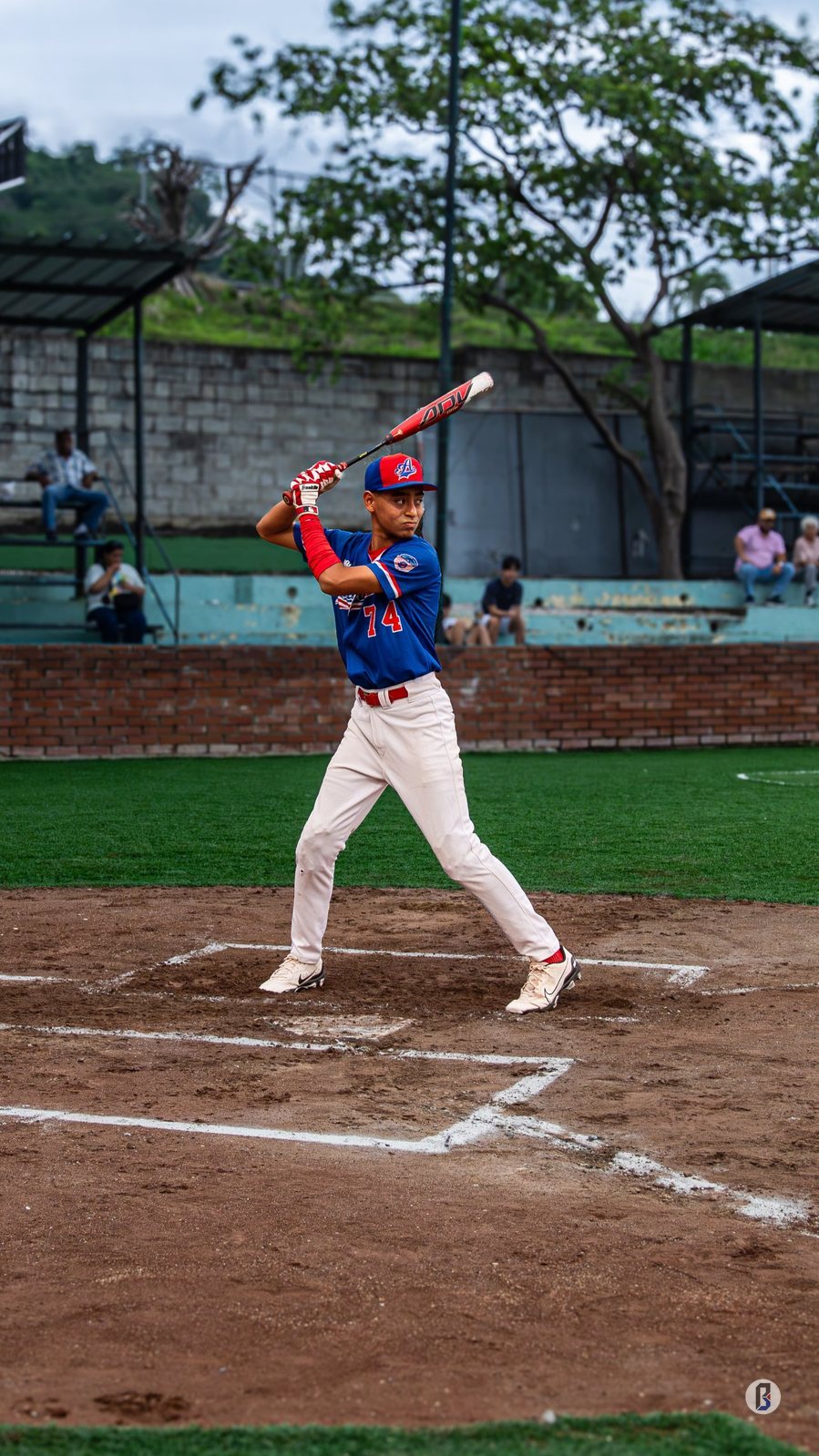 Martín López (#74, Americano), campeón del Home Run Derby U-14, en posición de bateo durante el All-Star Game. © Pelotón B.