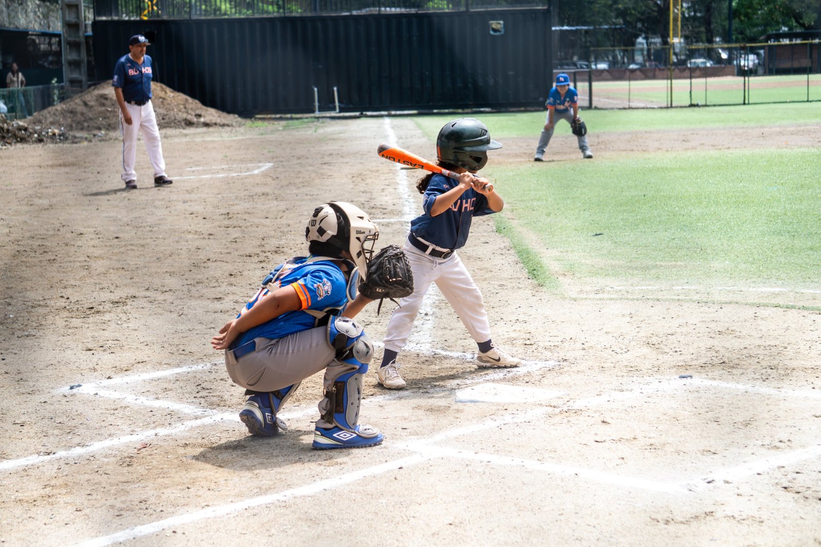 Turno al bate de los Búhos, con el receptor de Puerto Azul atento. Foto: Billie Saldarreaga / Pelotón B.