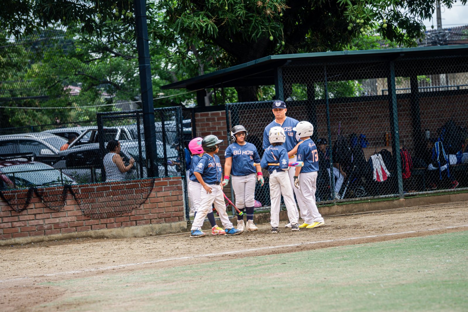 El mánager de los Búhos reúne a sus peloteros junto al dugout. Foto: Billie Saldarreaga / Pelotón B.