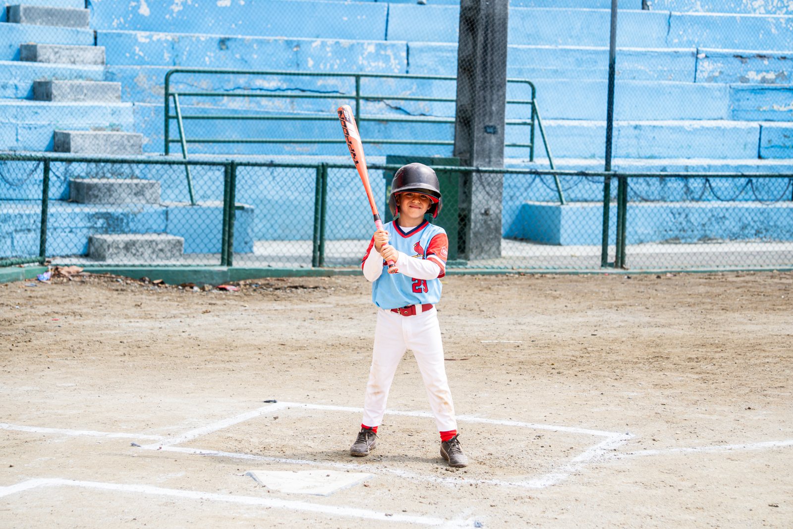 Un pequeño pelotero de los Cardenales listo en el cajón de bateo. Foto: Billie Saldarreaga / Pelotón B.