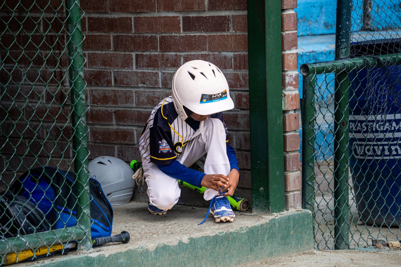 Antes de salir al campo, un ajuste de cordones en el dugout. Foto: Billie Saldarreaga / Pelotón B.