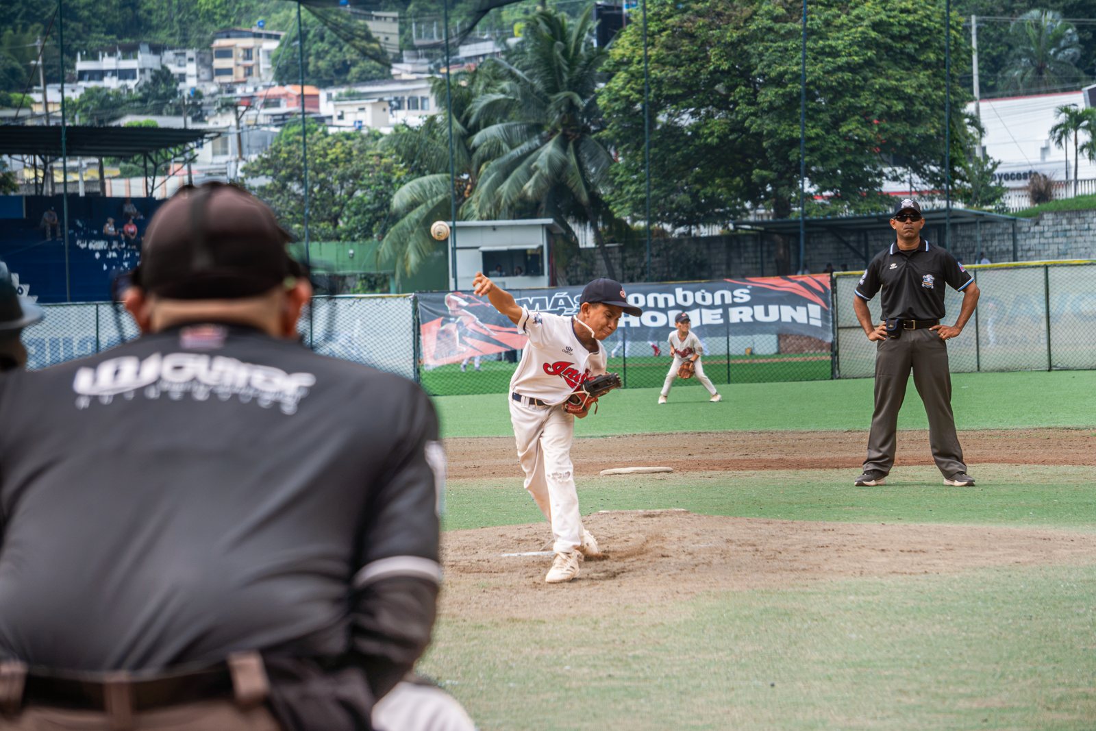 Un lanzador de los Indios ante el árbitro de primera base. Foto: Billie Saldarreaga / Pelotón B.